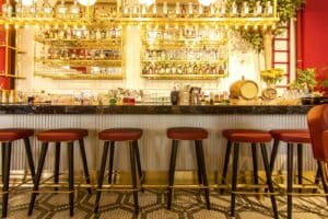 Comment ouvrir un bar en 2025 ? Le guide pratique